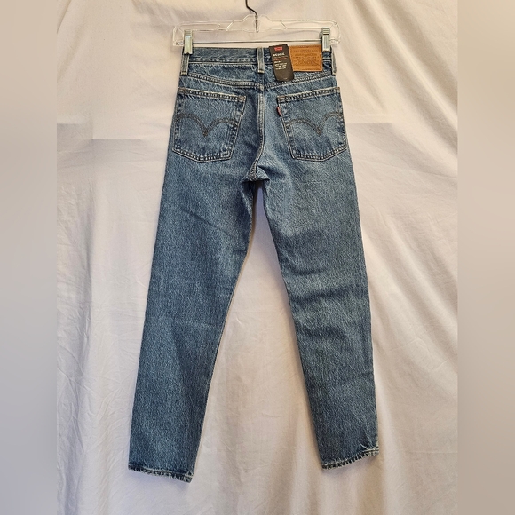 Levi's Wedgie High Rise Tapered Jeans Womens 23 Blue Medium Wash Mom Jeans - Picture 2 of 11